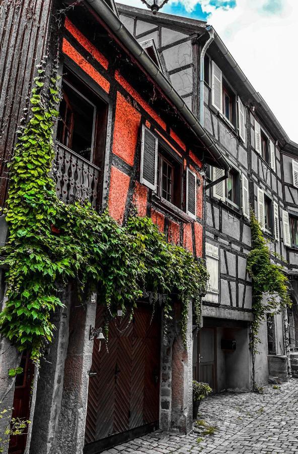 La Maison Rouge Au Coeur De La Ville. Hébergement de vacances *